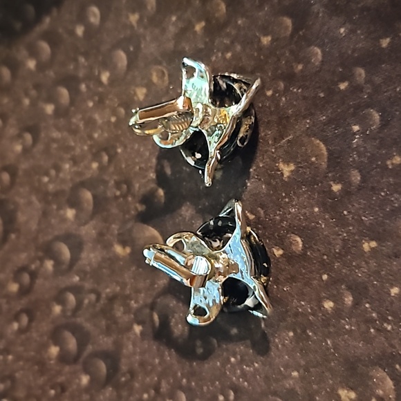 Vintage Silvertone Lucite Black Flecked Clip Earrings - Picture 3 of 3